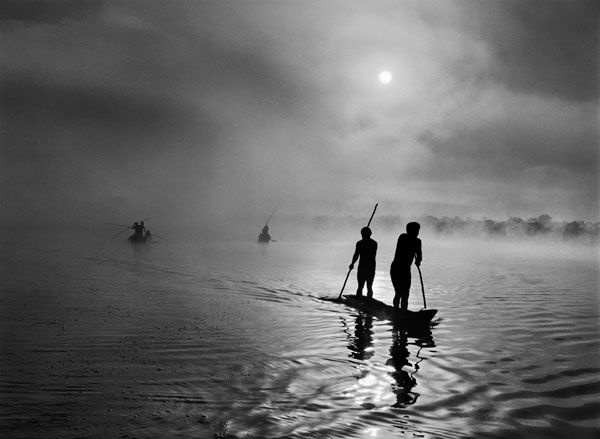 In the Upper Xingu region of Brazil’s Mato Grosso state, a group of waura fish in the Piulaga Lake near their village. The Upper Xingu Basin is home to an ethnically diverse population. Brazil, 2005. © Sebastião Salgado / Amazonas Images / nbpictures