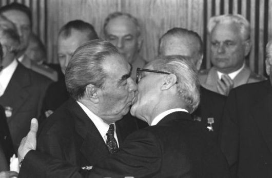 costumbre+breznev_honecker_kissing