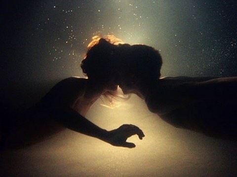 luv,photography,silhouette,underwater,couple,kiss-47f8c295eef05904423a8eaea2e5dae0_h[2][2]