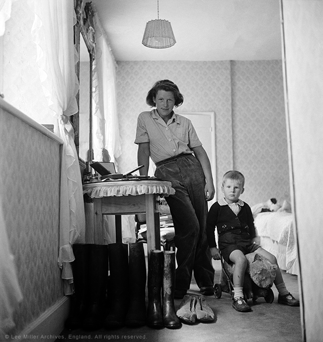 web Lady Mary Dunn and young evacuee, England 1941' by Lee Miller (3946-3)