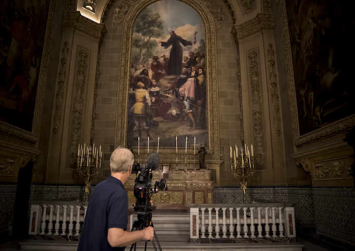 EOS GOYA Visions of Flesh & Blood_Hugh Hood filming at Real Basílica de San Francisco el Grande © Seventh Art Produ ctions, David Bickerstaff (1)