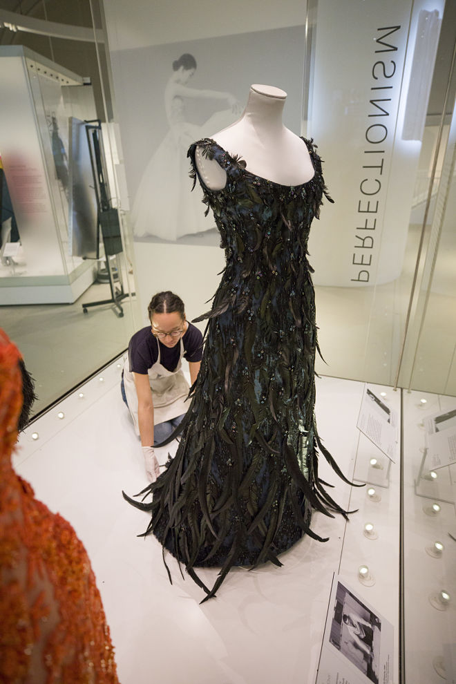 (18) Balenciaga Shaping Fashion Exhibition installation (c) Victoria and Albert Museum, London_opt