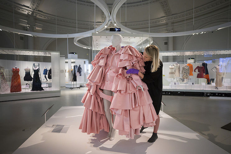 (37) Balenciaga Shaping Fashion Exhibition installation (c) Victoria and Albert Museum, London (1)_opt