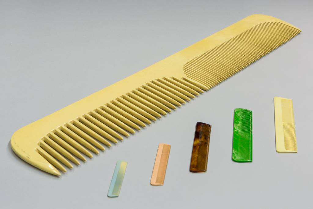 1 x Large-scale display comb, made by British Xylonite Company & 5 x combs made by British Xylonite Company - 2 (1)