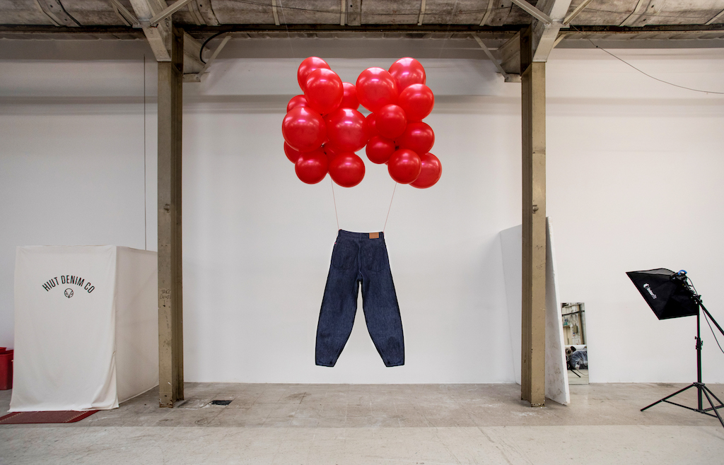 The Balloon Jean is flying in a studio thanks to red balloons.

